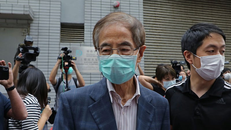 2020年4月18日,现年81岁的民主党创党主席李柱铭获保释步出警署。(美联社)