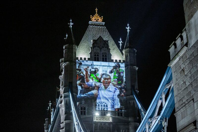 英國倫敦地標「塔橋」(Tower Bridge)被打上壹傳媒創辦人黎智英的「身影」。(Mark Clifford Twitter 圖片)